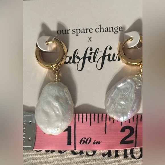 OUR SPARE CHANGE~FRESHWATER PEARL 18K GOLD HUGGIE EARRINGS~NEW WITH TAGS & BAG - Picture 12 of 16